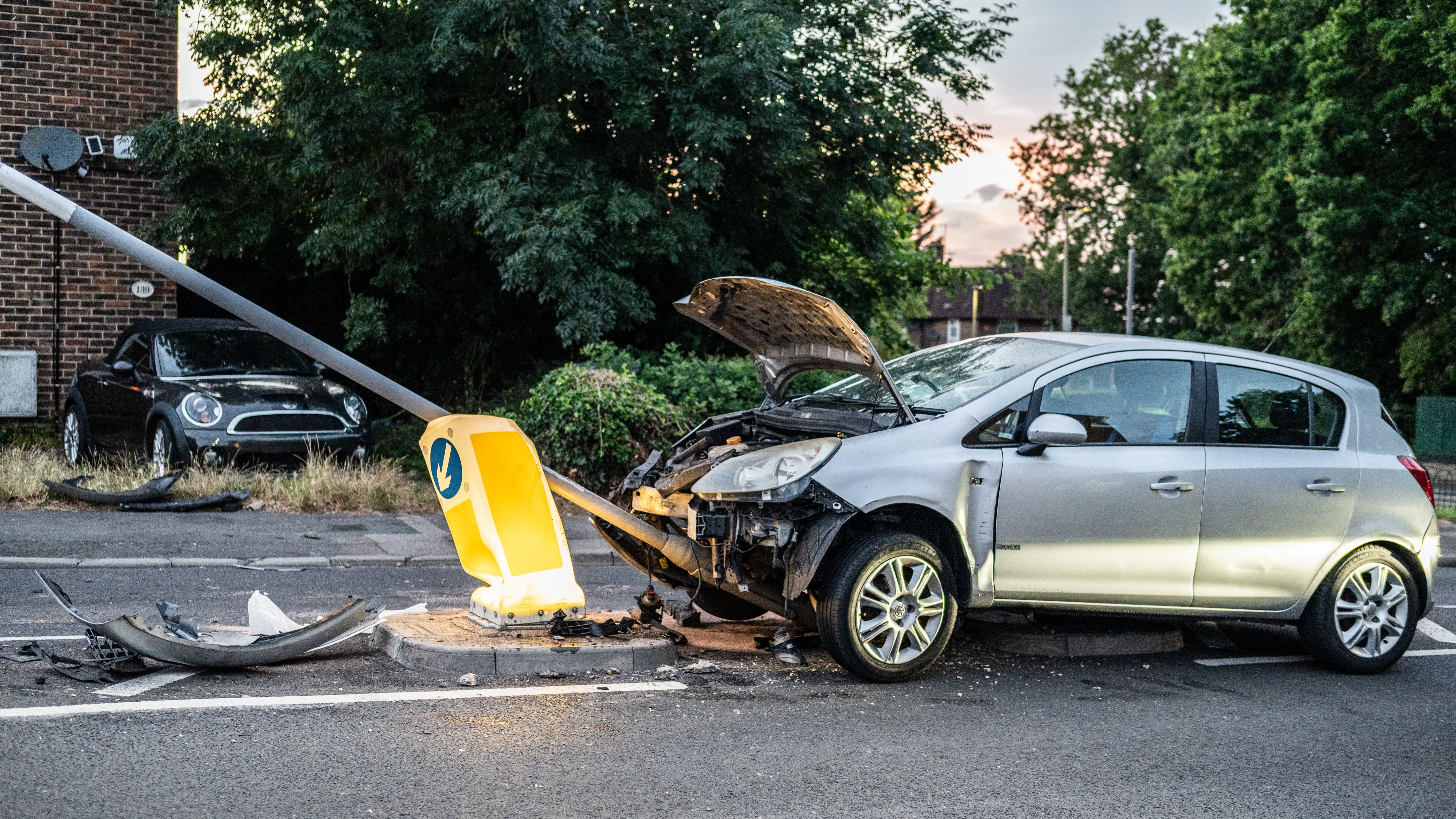 Voiture accidentée illustrant l’importance de vérifier ses assurances avant un sinistre